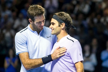 En la imagen, el suizo Roger Federer (d) y el argentino Juan Martín del Potro (i). EFE/Alexandra Wey/Archivo