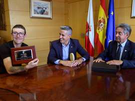 El presidente de Cantabria, Miguel Ángel Revilla (d) y el vicepresidente y consejero de Deporte, Pablo Zuloaga (c), durante el encuentro con el ciclista cántabro Ángel Madrazo (i), este miércoles en Santander, tras su participación en la Vuelta a España. EFE/Pedro Puente Hoyos