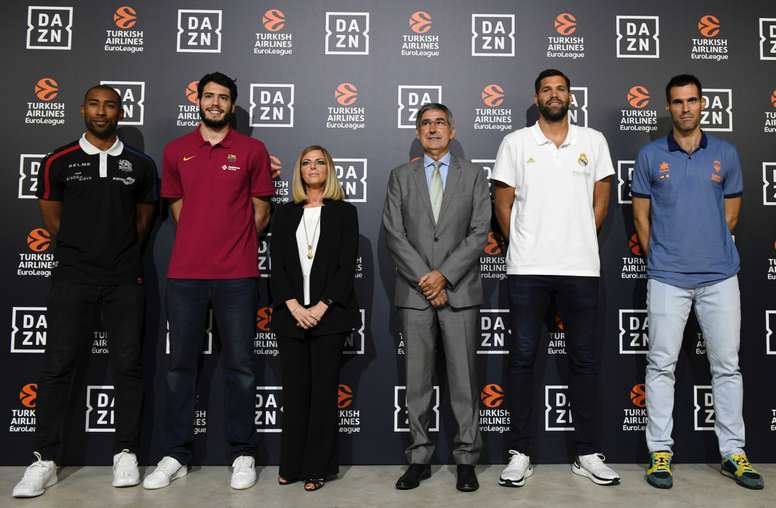 El presidente y director ejecutivo de la Euroliga, Jordi Bertomeu (3d); la vicepresidenta ejecutiva de DAZN en España e Italia, Verónica diquattro (3i), y los jugadores de baloncesto Jayson Granger (i), Álex Abrines (2i), Felipe Reyes (2d) y Fernando San Emeterio (d), durante la presentación de la temporada 2019/20 de la Euroliga en un acto celebrado este miércoles en Madrid. EFE/Víctor Lerena
