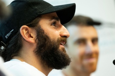 El base de los Phoenix Suns Ricky Rubio (i), reciente campeón del mundo con la selección española de baloncesto, junto a su compañero de selección Víctor Claver (d), durante la presentación de la nueva sala para pacientes oncológicos y familiares del Hospital Universitario Dexeus de Barcelona que su fundación ha contribuido a financiar. EFE/ Enric Fontcuberta