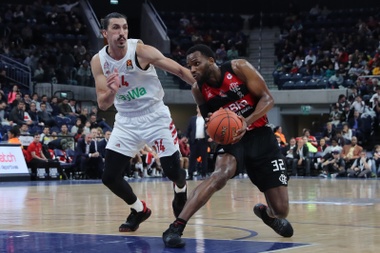 Zachary Graham (d), del Flamengo de Brasil, fue registrado este miércoles al intentar avanzar ante la marca de Nihad Dedovic del Bayern Múnich, durante un partido de la primera jornada de la <b>NBA G-League International Challenge, en el Antel Arena de Montevideo (Uruguay). EFE/Raúl Martínez </b>