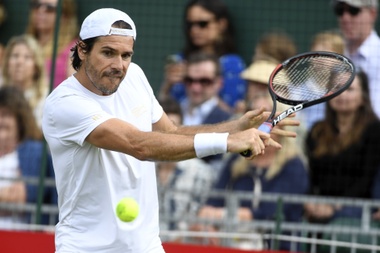 Hola Colombia, dijo Federer en un correcto español en un vídeo publicado en las redes sociales de IMLA de Colombia, promotor del partido que disputarán los actuales número tres y seis del tenis mundial. EFE/EPA/JOHN G. MABANGLO/Archivo