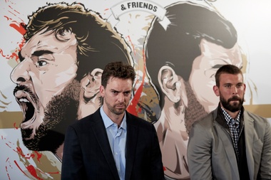 Los jugadores de baloncesto Pau Gasol y Marc Gasol. EFE/Alejandro García/Archivo