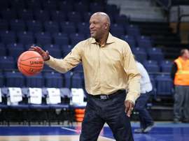 El exjugador de baloncesto de la NBA Ron Harper durante un entrenamiento de jóvenes el 18 de septiembre, en Montevideo (Uruguay). EFE/Raúl Martínez