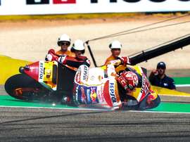 El piloto de MotoGP Marc Márquez, cae al suelo durante la primera jornada de entrenamientos del Gran Premio de Aragón de MotoGP en el circuito Motorland de Alcañiz, en el que este fin de semana se disputa el Gran Premio de Aragón.- EFE/Javier Cebollada