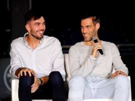 Los jugadores del Barcelona Lassa, Pierre Oriola (i) y del Valencia Basket, Fernando San Emeterio, durante la presentación de la temporada 2019/20 de la Liga Endesa. EFE/JuanJo Martín