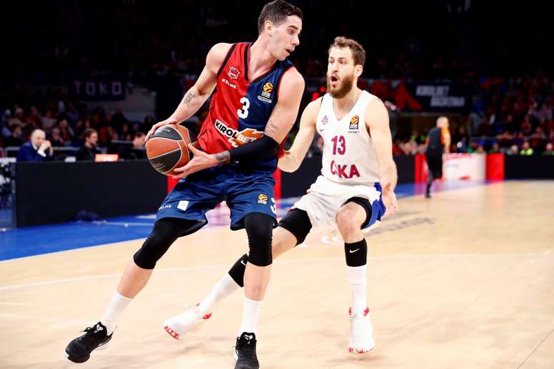 El base argentino del Kirolbet Baskonia Luca Vildoza (i) protege el balón durante un partido de la pasada temporada. EFE/ David Aguilar/Archivo