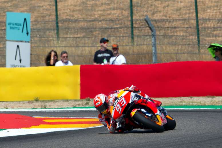 El piloto español Marc Márquez durante las pruebas clasificatorias para el Gran Premio Michelín de Aragón, que se celebrará este domingo en el circuito turolense de Motorland Alcañiz, en Alcañiz. EFE/Antonio García