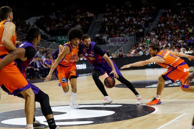 El ala-pívot del Barça Nikola Mirotic (2d) ucha con el francés Louis Labeyrie (3i), del Valencia Basket, durante la primera semifinal de la Supercopa de España en el WiZink Center, en Madrid. EFE/Emilio Naranjo
