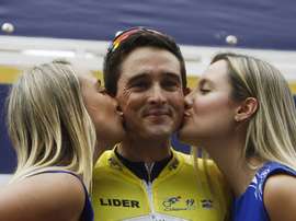 El ciclista español Oscar Sevilla del equipo Team Medellín celebra como líder de la clasificación general después de la segunda etapa de la edición número 59 del Clásico RCN Cerveza Andina, este sábado en Bello (Colombia). La segunda fracción de la competencia se disputó en 139 km entre Medellín y Bello.EFE/ Luis Eduardo Noriega