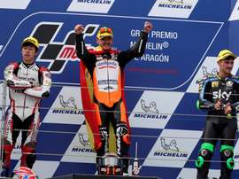 El español Arón Canet (c) celebra en el podio su victoria en el Gran Premio de Aragón de Moto3 que se ha disputado en el circuito Motorland de Alcañiz, por delante del japonés Ai Ogura (i) y el italiano Dennis Foggia (d). EFE/Javier Cebollada