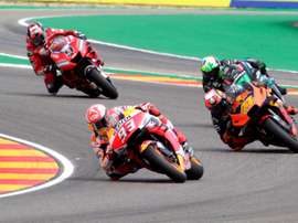 Los pilotos Marc Márquez (2i), Pol Espargaró (d), y Petruci (i), durante la primera jornada de entrenamientos del Gran Premio de Aragón de MotoGP, este viernes en el circuito Motorland de Alcañiz. EFE/Antonio García