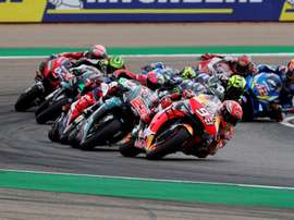 El español Marc Márquez (93), lidera el grupo durante la carrera de MotoGP del Gran Premio de Aragón que se disputa en el circuito Motorland de Alcañiz. EFE/Javier Cebollada