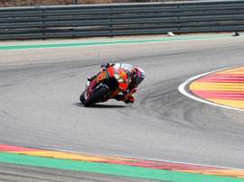 El sudafricano Brad Binder (Red Bull KTM Ajo), durante la carrera de Moto2 del Gran Premio de Aragón en el circuito Motorland de Alcañiz. EFE/Javier Cebollada