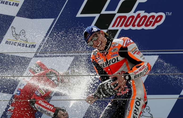 El español Marc Márquez (d) (Repsol Honda) celebra tras finalizar primero, junto al italiano Andrea Dovizioso, segundo, en la carrera de MotoGP del Gran Premio de Aragón que se disputó en el circuito Motorland de Alcañiz. EFE/Javier Cebollada