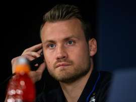 Mignolet echa un capote a sus compatriotas Hazard y Courtois. EFE