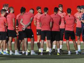 Gudelj habló en la previa del partido de Europa League. EFE