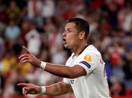 Chicharito não jogará mais no Sevilla. EFE/Julio Muñoz