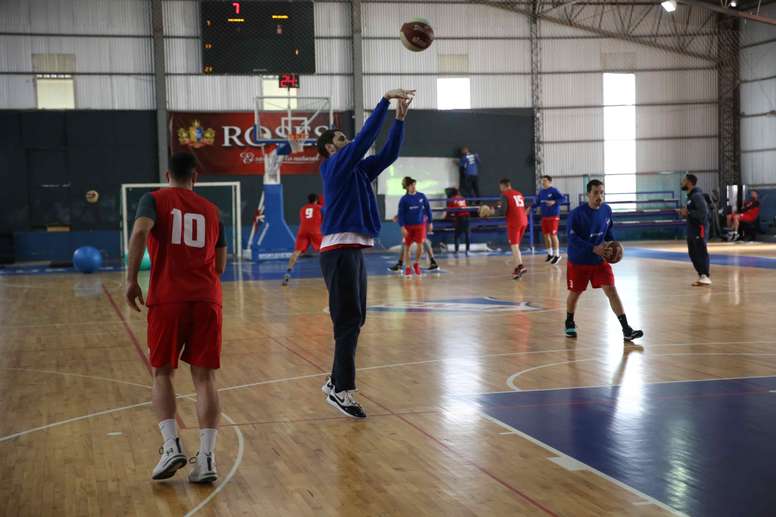 Jugadores del Club Nacional de Football, donde jugará el baloncestista español Carlos Cabezas, entrenan el jueves 3 de octubre en Montevideo (Uruguay). Menos de un mes después de que España se consagrara como campeón mundial de baloncesto, dos deportistas de ese país, Carlos Cabezas y David Doblas, emprendieron viaje para afrontar nuevos desafíos en la Liga Uruguaya, cuya campaña 2019-2020 comienza este martes. EFE/Federico Anfitti