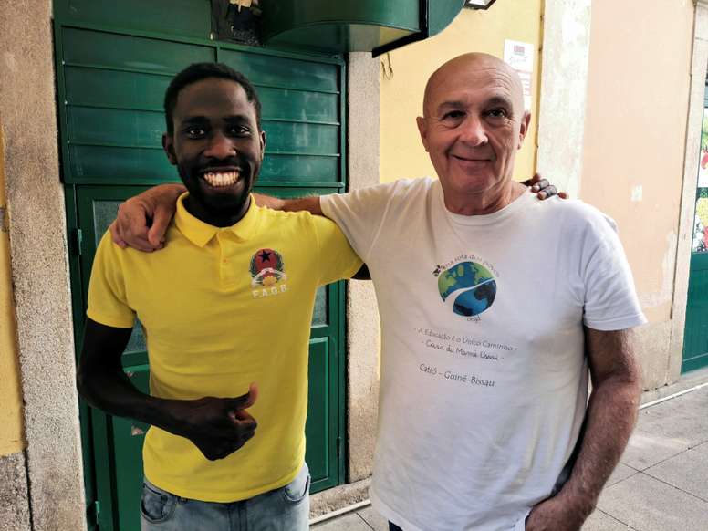 Fotografía cedida por el atleta Braima (i) con el presidente de la ONG Na Rota de os povos, Tito Baião (i), este lunes en Oporto. EFE/Braima