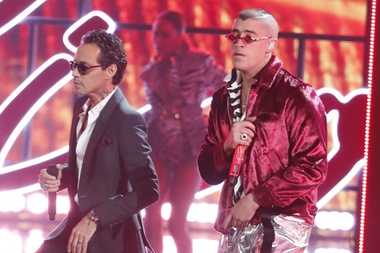 Fotografía tomada el pasado 15 de noviembre en la que se registró una presentación de los cantantes puertorriqueños Marc Anthony (i) y Bab Bunny. EFE/Mike Nelson/Archivo