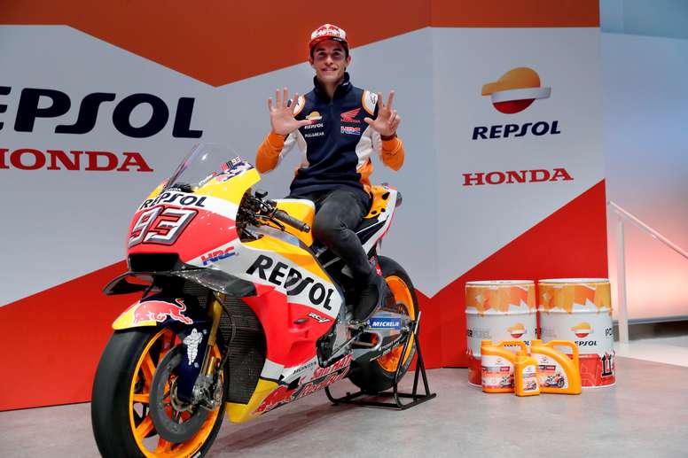 El piloto de MotoGP Marc Márquez, durante el acto con los medios en su primera rueda de prensa en España después de lograr su sexto título mundial de MotoGP y octavo de su carrera, esta mañana en el Campus Repsol en Madrid.- EFE/Chema Moya