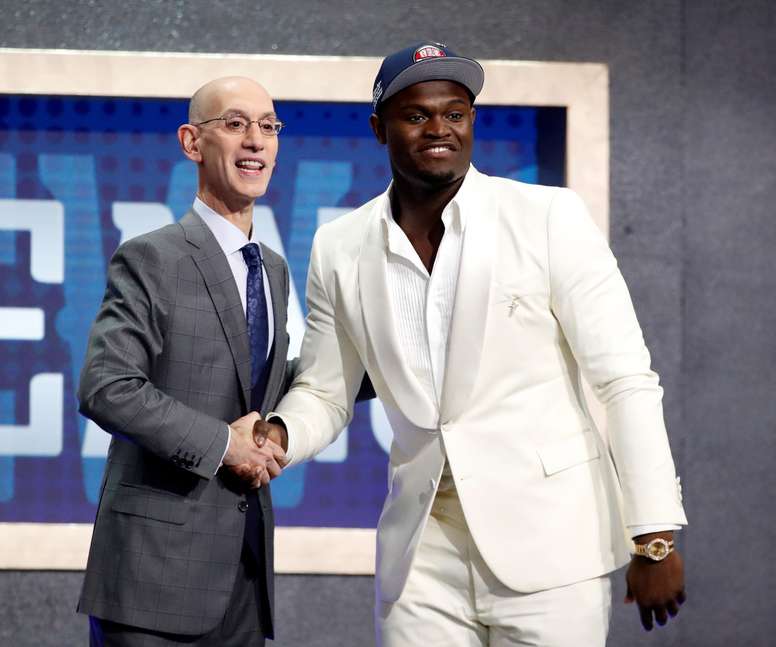 El comisionado de la NBA Adam Silver (i) da la mano al primer seleccionado por los New Orleands Pelicans, Zion Williamson (d), durante el sorteo universitario de la NBA 2019. EFE/JASON SZENES/Archivo