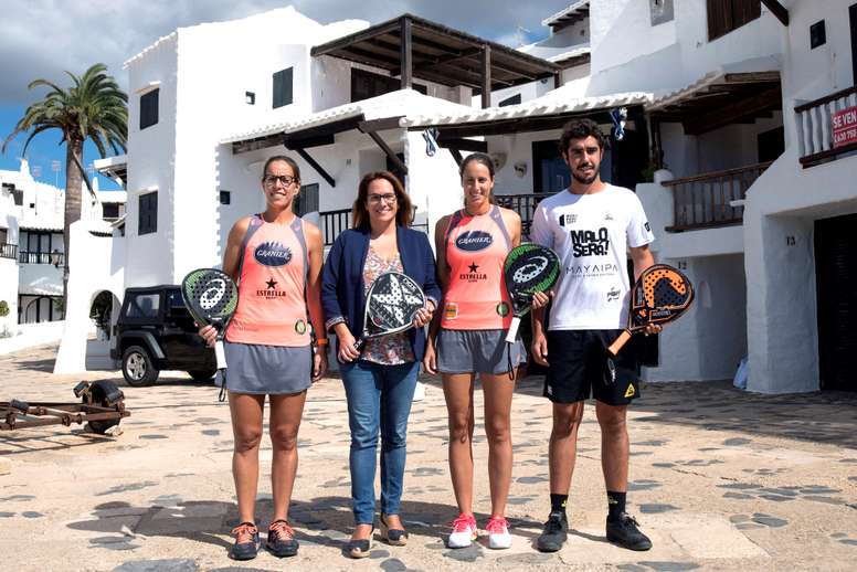 La presidenta del Consell, Susana Mora (2i) y los jugadores españoles de Padel Gemma Triay, Lucía Sainz (i) y Martín Sánchez Piñeiro, durante la presentación del torneo de pádel Estrella Damm Menorca Open 2019 que se disputará en el Pabellón Menorca de Mahó. EFE/ David Arquimbau Sintes