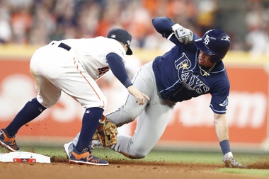 En la imagen el campocorto dominicano Willy Adames (d). EFE/LARRY W. SMITH/Archivo