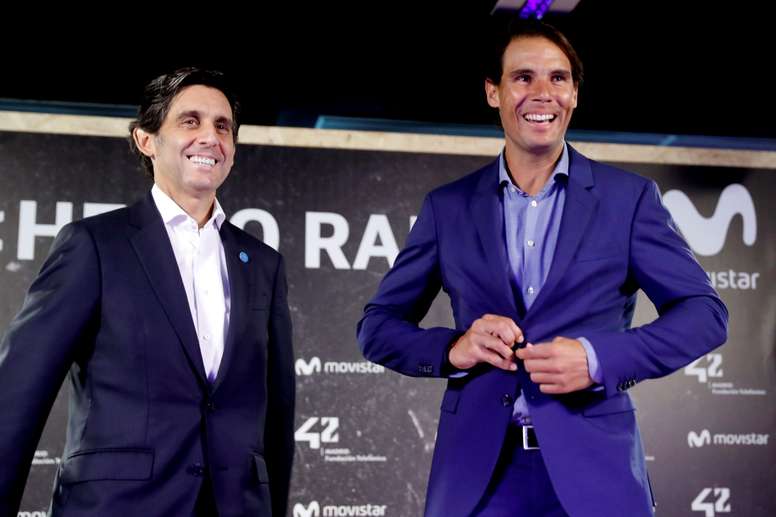 El tenista Rafael Nadal (d) junto al presidente ejecutivo de Telefónica, José María Álvarez-Pallete López (i), este miércoles, durante su visita al Distrito T de Telefónica para conocer 42Madrid, un campus de programación sin clases, profesores ni libros de Fundación Telefónica. EFE/ Juan Carlos Hidalgo