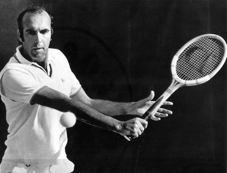 El español Andrés Gimeno en acción en su encuentro de tenis correspondiente a la primera ronda del Torneo Roland Garros frente al italiano Ezio Di Matteo en 1973. Efe/cl/Archivo