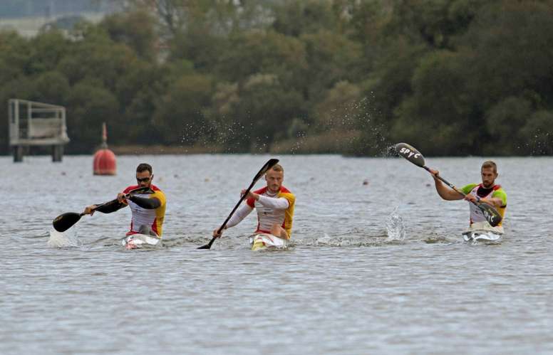 Fotografía cedida por la Real Federación Española de Piragüismo (RFEP) de los piragüistas Saúl Craviotto (i), Marcus Cooper Walz (c) y Carlos Arévalo (d), integrantes del K4 español subcampeón mundial de 2019 y que ha comenzado este miércoles en Asturias su preparación para los Juegos Olímpicos 2020. EFE/ Rfep/Sietemetros