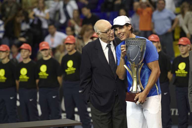 El extenista Andrés Gimeno (i), conversa con el tenista Rafa Nadal durante el homenaje que ha recibió en Palau Blaugrana de Barcelona. EFE/Alejandro Garcia/Archivo