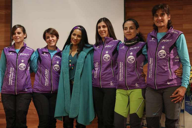 Fotografía fechada el 26 de septiembre de 2019. Las cinco españolas, Estrella Paulete (i), María Victoria Martínez (2i), Raquel Millán (3d), Felisa Requena (2d) y Begoña Conde (d), supervivientes de cáncer de mama, posan con la ministra de Cultura y Turismo, Willma Alanoca (c). EFE/Martín Alipaz/Archivo