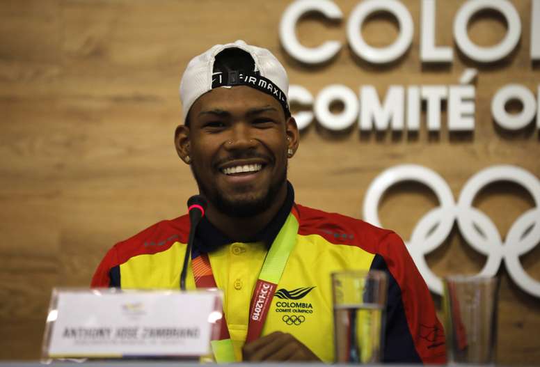 El atleta colombiano Anthony Zambrano atiende a los medios de comunicación este miércoles, durante una rueda de prensa en Bogotá (Colombia). EFE/Juan Diego López