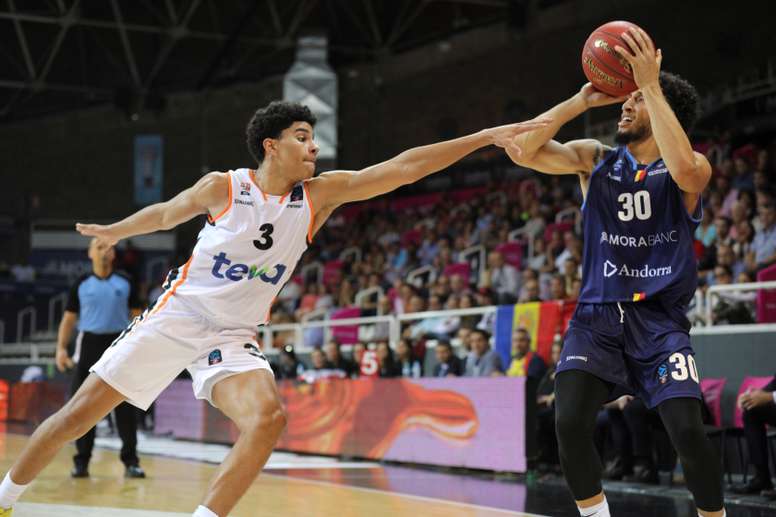 El base estadounidense del equipo andorrano, Jeremy Senglin (d), lanza a canasta ante el base estadounidense del Ratiopharm Ulm Killian Hayes, durante el partido de la segunda jornada de la Eurocopa que enfrenta al MoraBanc Andorra frente al Ratiopharm Ulm, este miércoles en el Poliesportiu dAndorra. EFE/ Fernando Galindo