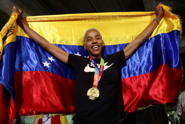 La campeona mundial de triple salto, la venezolana Yulimar Rojas, posa a su llegada este miércoles a Caracas (Venezuela). EFE/Rayner Peña