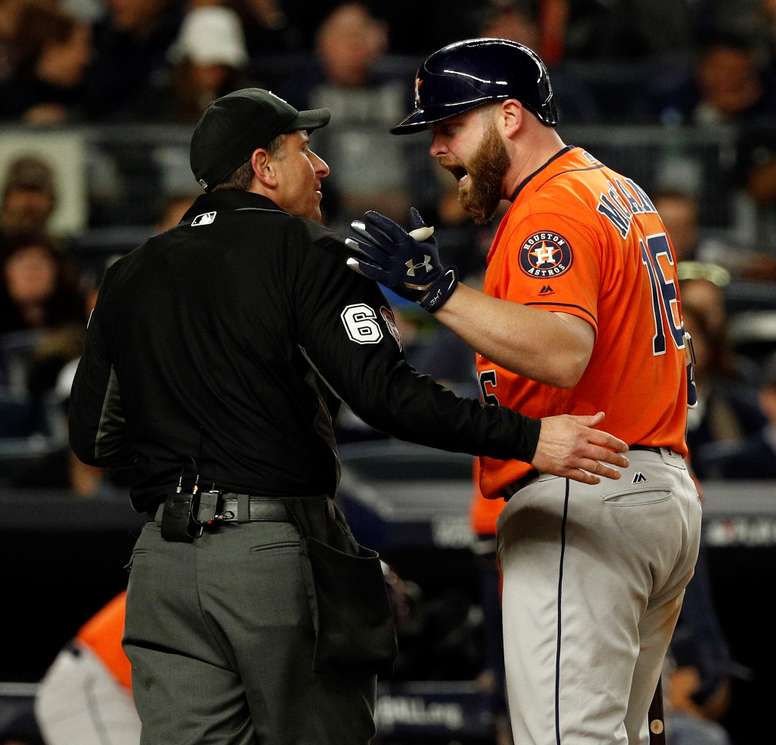 En la imagen un registro de Brian McCann (d), al actuar para los Astros de Houston y actual receptor de los Bravos de Atlanta, quien anunció este miércoles el fin de su carrera en las Grandes Ligas después de jugar 15 temporadas. EFE/Justin Lane/Archivo