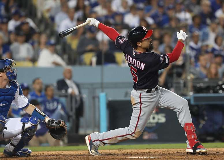 Los Angeles (United States), 10/10/2019.- Washington Nationals Anthony Rendon (R) follows through with a solo home run off Los Angeles Dodgers relief pitcher Clayton Kershaw as Los Angeles Dodgers catcher Will Smith (L) looks on in the top of the eighth inning of the MLB National League Division Series playoff baseball game five between the Washington Nationals and the Los Angeles Dodgers at Dodgers Stadium in Los Angeles, California, USA, 09 October 2019. (Estados Unidos) EFE/EPA/ADAM DAVIS