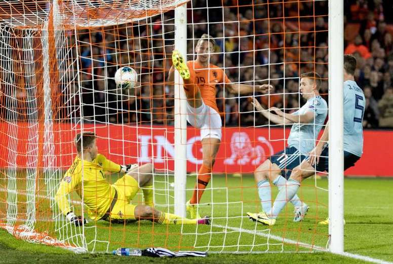 De Luuk a 'look' De Jong: ¡la fortuna le sonrió a él y a Holanda en el 91'! EFE/EPA/Koen Van Weel
