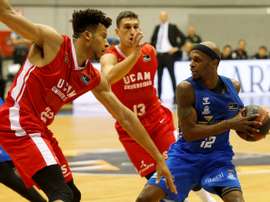 El escolta estadounidense Thad McFadden (d), del San Pablo Burgos, controla el balón ante el jamaicano del UCAM Murcia, Kyle Hunt, durante el partido de la cuarta jornada de la Liga ACB que se juega hoy sábado en Burgos. EFE/Santi Otero