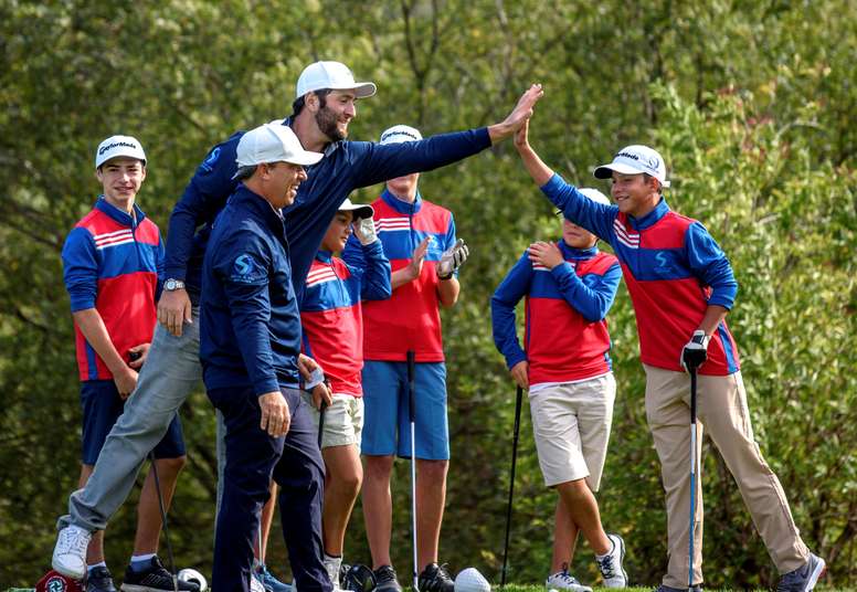 El ganador del Open de España 2019 y número cuatro del mundo, Jon Rahm (i), junto a los niños participantes del torneo Seve&Jon golf for kids, que comparte con los hijos del legendario Severiano Ballesteros, Javier, Miguel y Carmen, y que tiene como objetivo la promoción del golf y sus valores entre los más pequeños, desarrollado en el Club Meaztegi de Golf. EFE/Javier Zorrilla