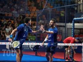 La pareja de padelistas Maximiliano Sánchez (i) y Carlos Gutiérrez, se felicitan tras imponerse a la pareja formada por Uri Botello y Javier Ruiz, en la final del World Padel Tour Menorca, hoy Domingo en Mahón. EFE/ David Arquimbau