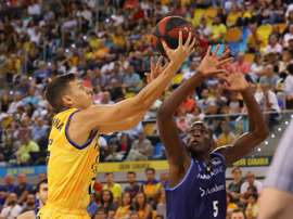 El jugador del Herbalife Gran Canaria Fabio Santana (i) y el jugador del Morabanc Andorra Bandja Sy durante el partido de la liga ACB que ambos equipos disputaron este domingo en el Gran Canaria Arena, en Las Palmas de Gran Canaria. EFE/Elvira Urquijo A.