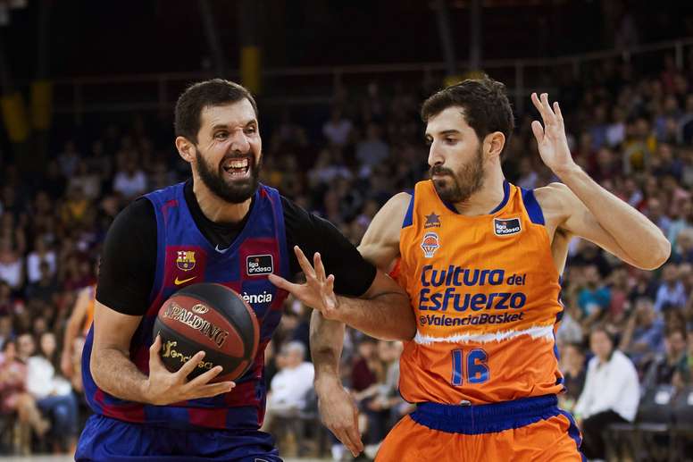 El ala-pívot del Barça Nicola Mirotic (i) lucha con Guillem Vives, del Valencia Basket, durante el partido correspondiente a la cuarta jornada de la Liga ACB que se juega hoy domingo en el Palau Blaugrana, en Barcelona. EFE/Alejandro García
