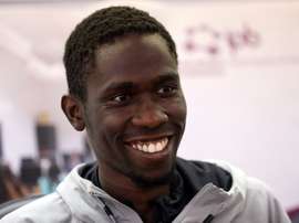 Braima, atleta de Guinea Bissau cuya imagen se hizo viral en los Mundiales de Doha cuando ayudó a entrar en meta al arubense Busby, asegura en una entrevista con la Agencia Efe que no tendría problema en cambiar el premio Fair Play, si lo gana, por un Centro de Alto Rendimiento de Atletismo en su país. EFE/ Carlos García