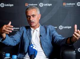 Mourinho continua buscando um banco. EFE/Rodrigo Jiménez