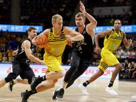 El escolta del Iberostar Tenerife, Sasu Salin (i) ante el el alero del Nizhny Novgorod, Alexander Gankevich, durante el partido frente al Nizhny Novgorod en la Liga de Campeones. EFE/Ramón de la Rocha