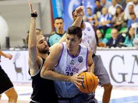 El pívot serbio del San Pablo Burgos, Goran Huskic (d), con el balón ante la defensa del alero estadounidense del Telenet Giants Antwerp, Dave Dudzinski, durante el partido de baloncesto correspondiente a la primera jornada de la fase de grupos de la Liga de Campeones de Baloncesto. EFE/Santi Otero
