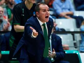 El entrenador del Joventut de Badalona, Carles Duran, da instrucciones a sus jugadores. EFE/ Alejandro García/Archivo